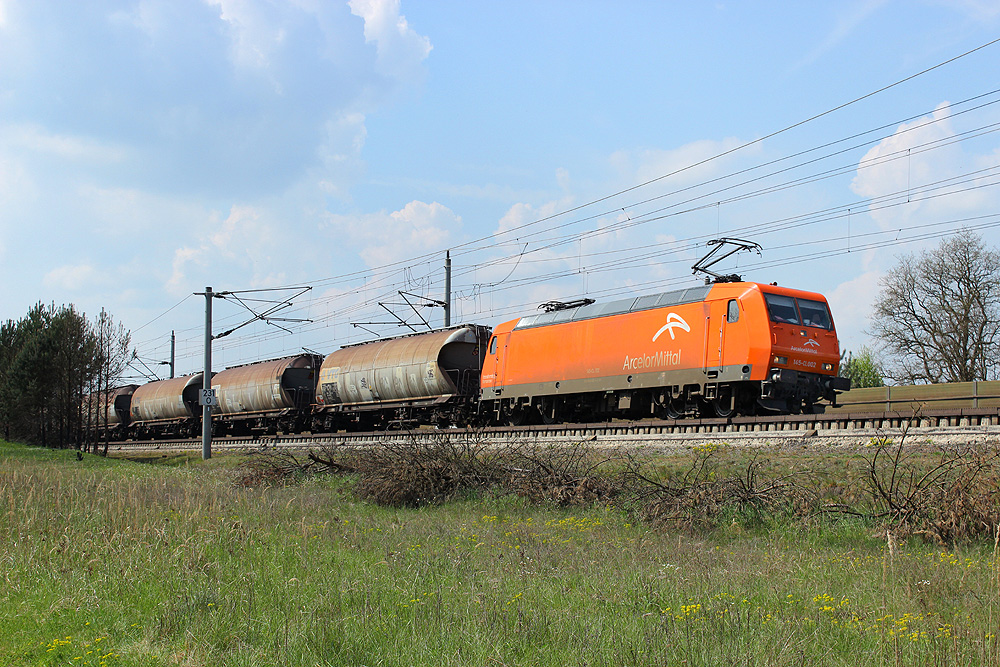 26.04.2014 14:10 Uhr - Arcelor 145-CL 002 fährt bei Jävenitz mit ihrem Staubzug von Lünen nach Ziltendorf in Richtung Stendal.