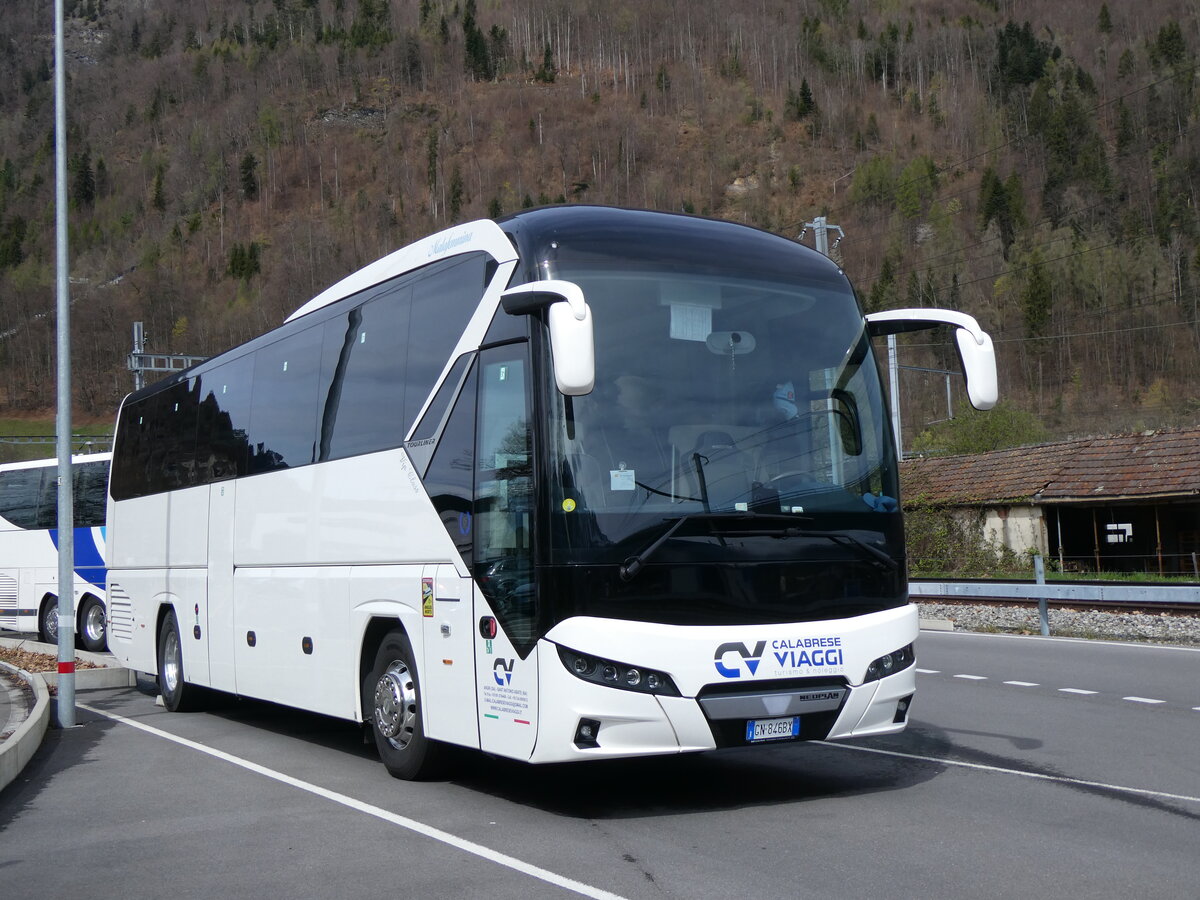 (260'964) - Aus Italien: Calabrese, Sant'Antonio Abate - GN-846 BX - Neoplan am 4. April 2024 beim Bahnhof Interlaken Ost