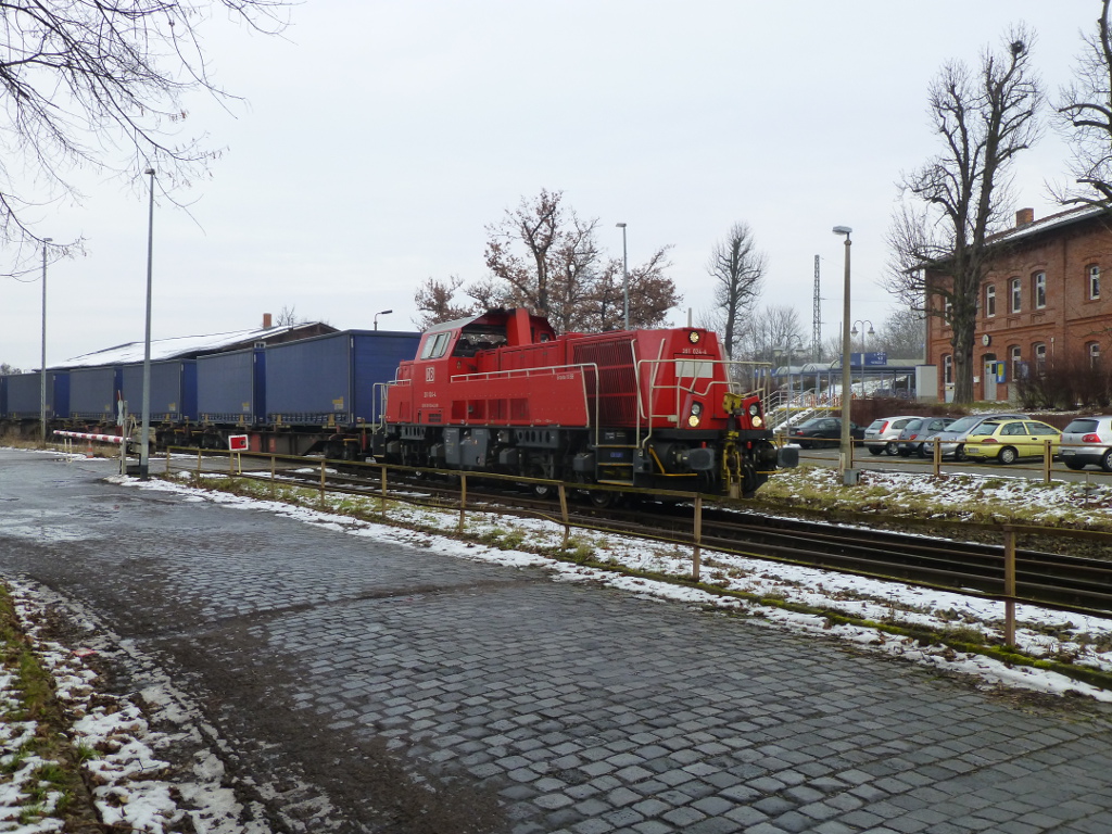 261 024 dr�ckt am 5.2.14 einen Ganzzug �ber die Gleisverbindung des oberen und unteren Bahnhofsteils in S�mmerda, 5.2.14