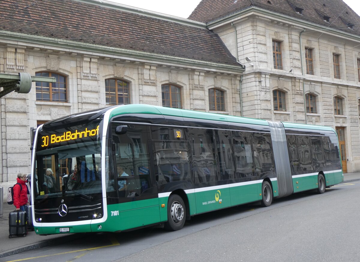 (261'525) - BVB Basel - Nr. 7101/BS 99'101 - eMercedes am 19. April 2024 beim Bahnhof Basel