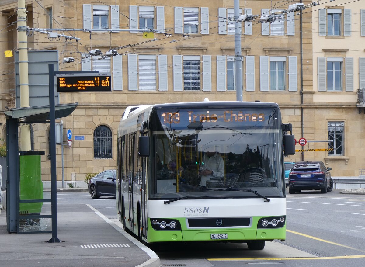 (261'669) - transN, La Chaux-de-Fonds - Nr. 212/NE 89'212 - Volvo (ex TN Neuchtel Nr. 212) am 23. April 2024 in Neuchtel, Place Pury