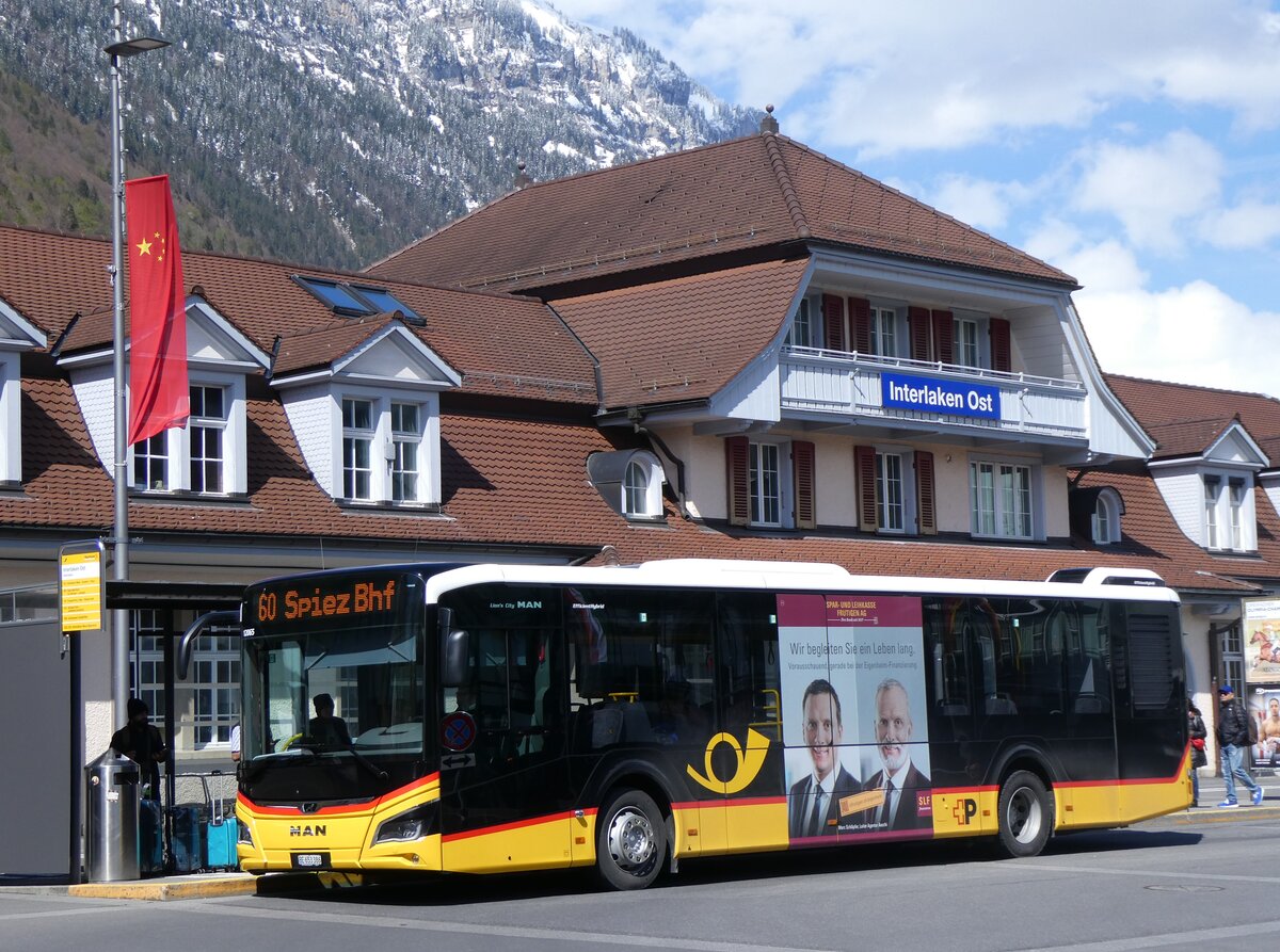 (261'716) - PostAuto Bern - BE 653'386/PID 12'065 - MAN am 25. Oktober 2024 beim Bahnhof Interlaken Ost