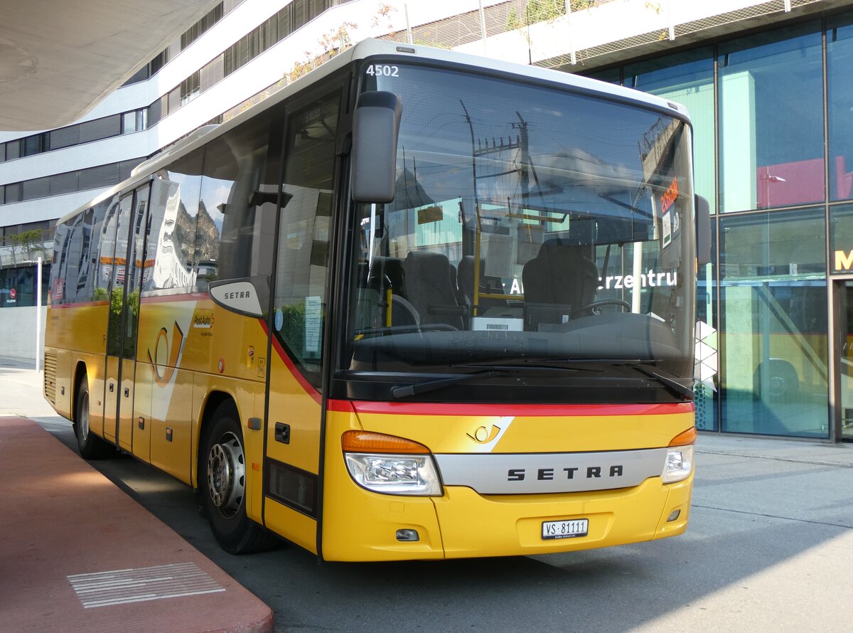 (265'110) - Autotour, Visp - VS 81'111/PID 4502 - Setra am 28. Juli 2024 beim Bahnhof Visp