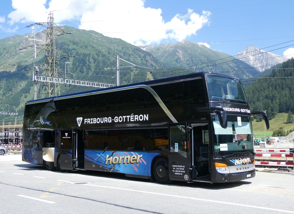 (265'206) - Horner, Tafers - Nr. 8/FR 300'508 - Setra am 28. Juli 2024 beim Bahnhof Oberwald