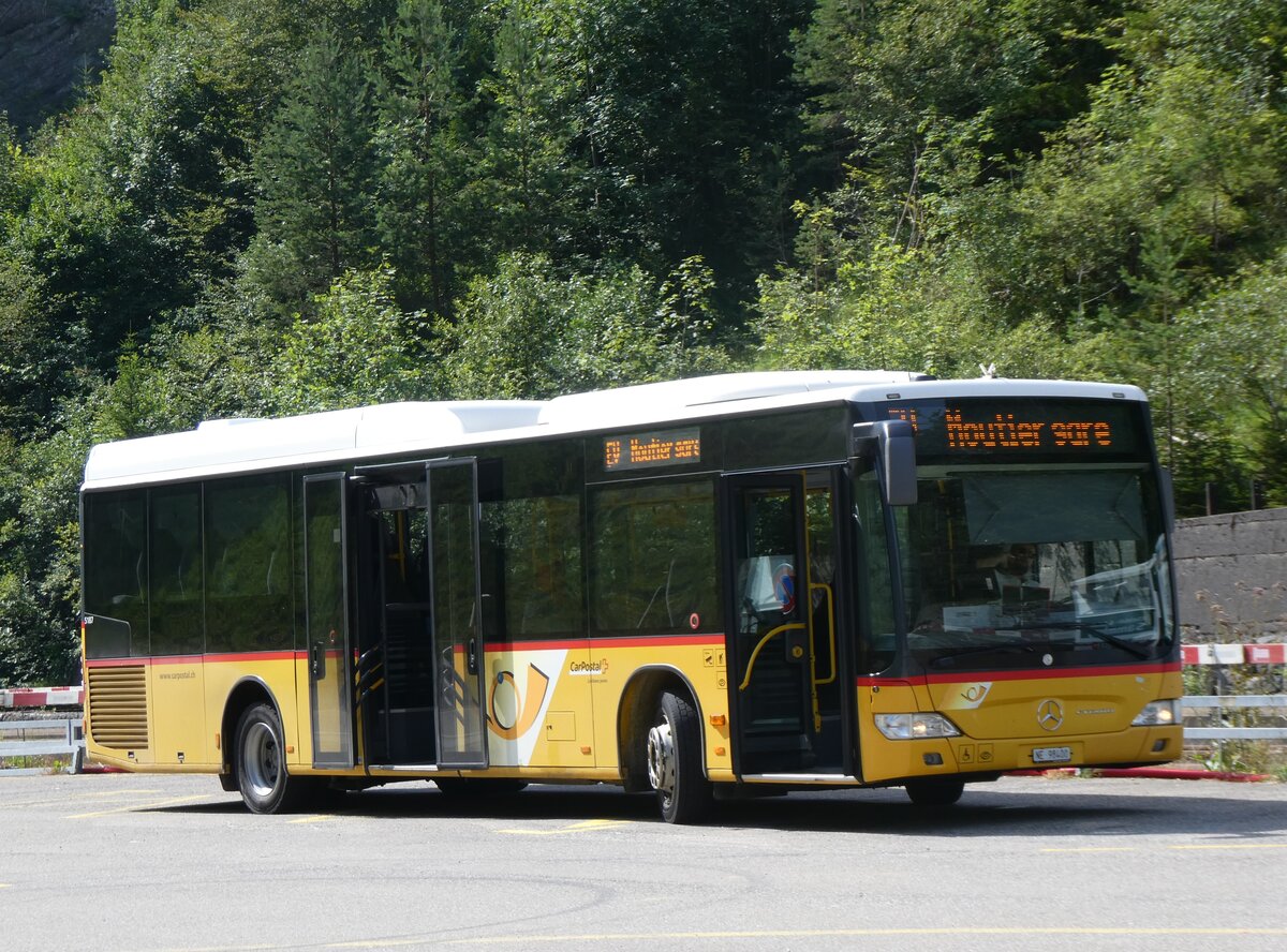 (265'266) - CarPostal Ouest - NE 98'400/PID 5187 - Mercedes am 30. Juli 2024 beim Bahnhof Gnsbrunnen