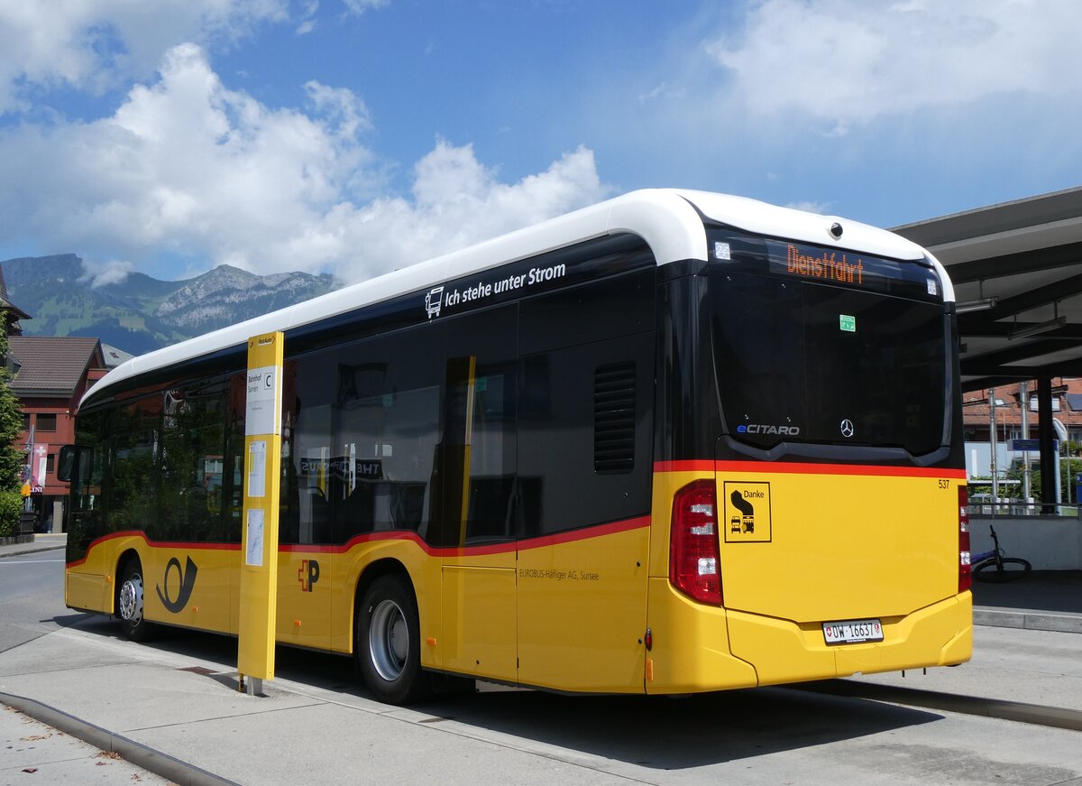 (265'336) - PostAuto Zentralschweiz (Hfliger) - Nr. 537/OW 16'637/PID 12'021 - eMercedes am 2. August 2024 beim Bahnhof Sarnen