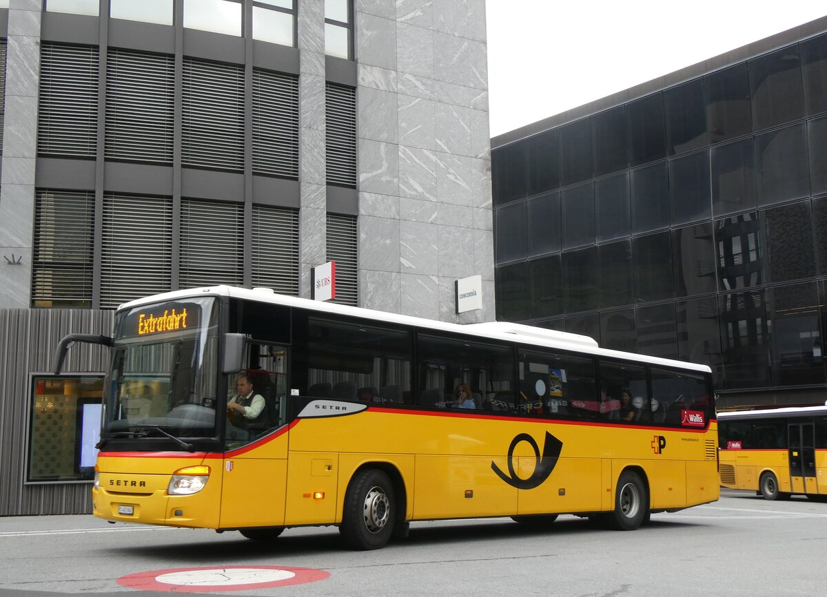 (265'367) - PostAuto Wallis - VS 403'662/PID 5622 - Setra am 3. August 2024 beim Bahnhof Visp