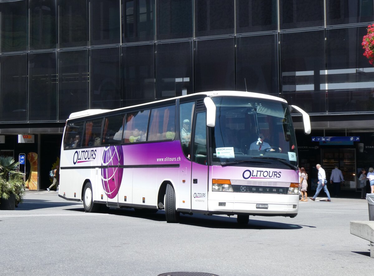 (265'478) - Olitours, Saxon - VS 71'302 - Setra am 8. August 2024 beim Bahnhof Visp