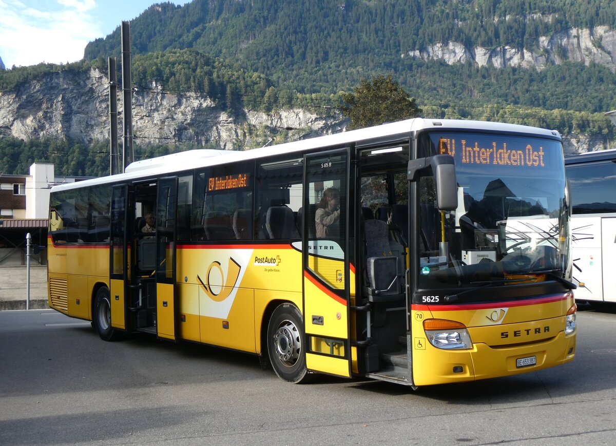 (265'559) - PostAuto Bern - Nr. 70/BE 653'387/PID 5625 - Setra am 13. August 2024 beim Bahnhof Meiringen