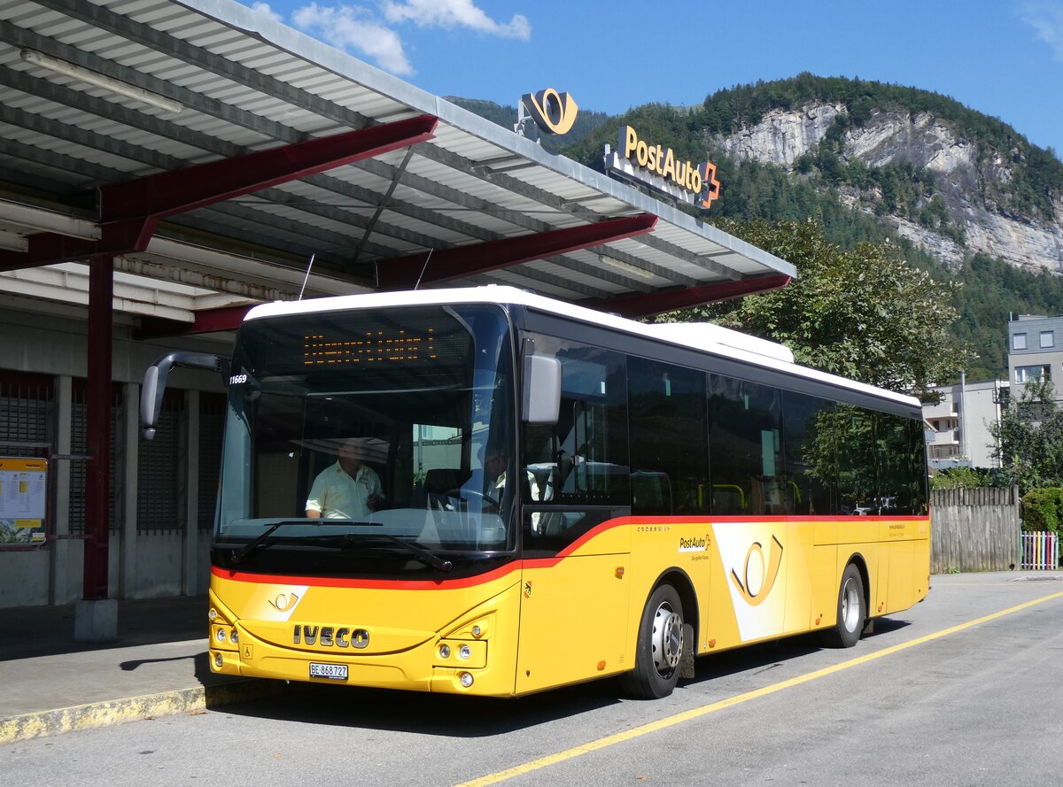 (265'633) - Flck, Brienz - Nr. 27/BE 868'727/PID 11'669 - Iveco am 13. August 2024 in Meiringen, Postautostation