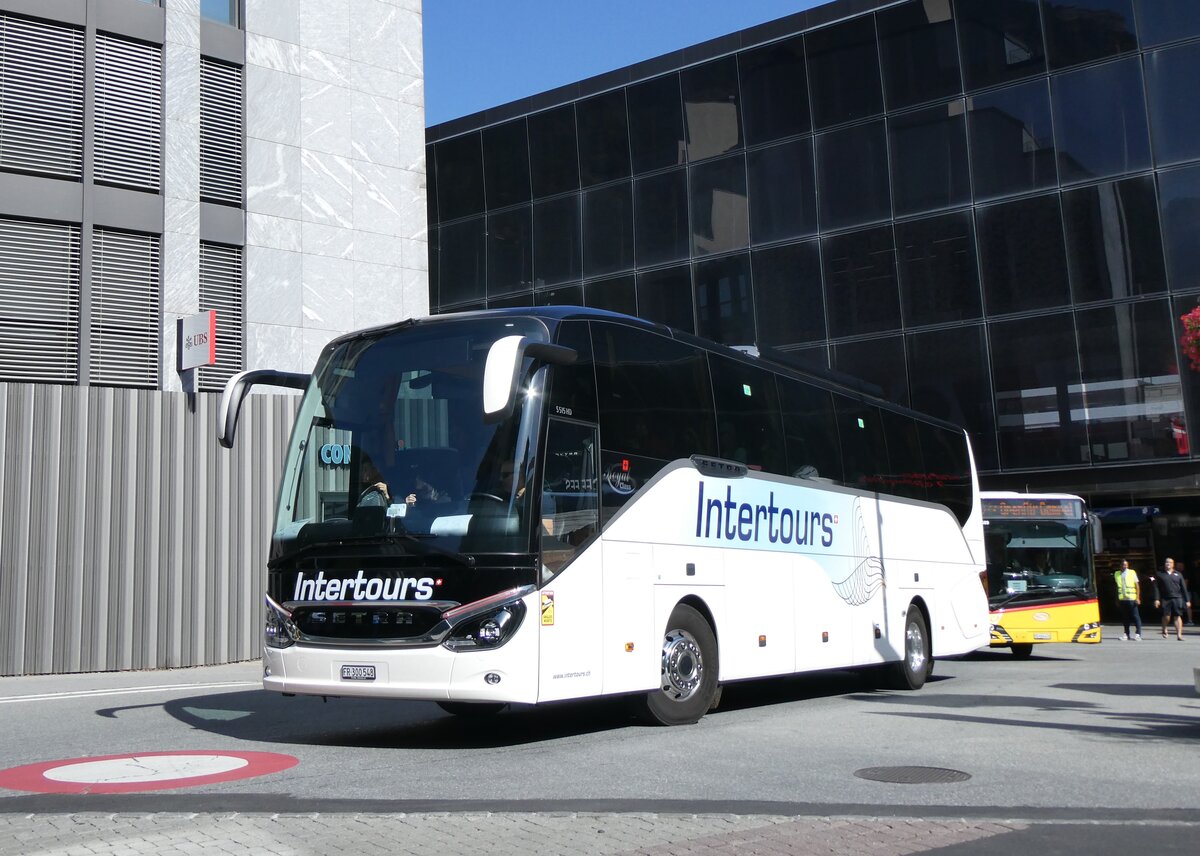 (265'685) - Intertours, Domdidier - FR 300'548 - Setra am 16. August 2024 beim Bahnhof Visp