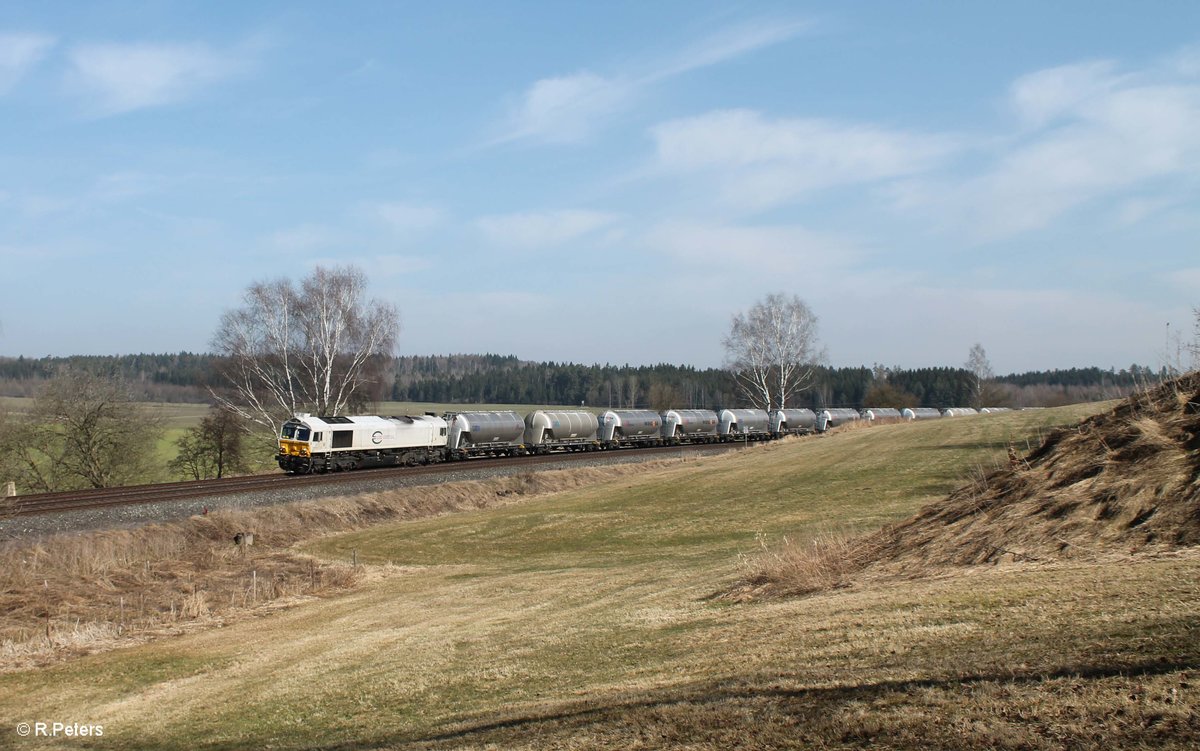 266 442-5 zieht bei Neudes den Zementzug Rüdersdorf - Regensburg Ost. 13.03.17