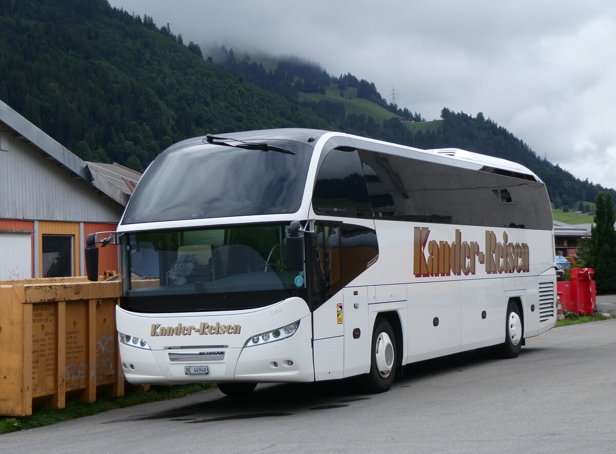 (266'171) - Kander-Reisen, Frutigen - BE 44'948 - Neoplan (ex Nr. 4) am 26. August 2024 in Frutigen, Garage