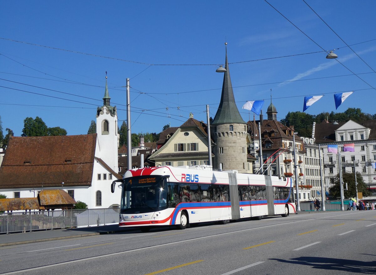 (266'707) - VBL Luzern - Nr. 420 - Hess/Hess Doppelgelenktrolleybus am 7. September 2024 in Luzern, Bahnhofbrcke