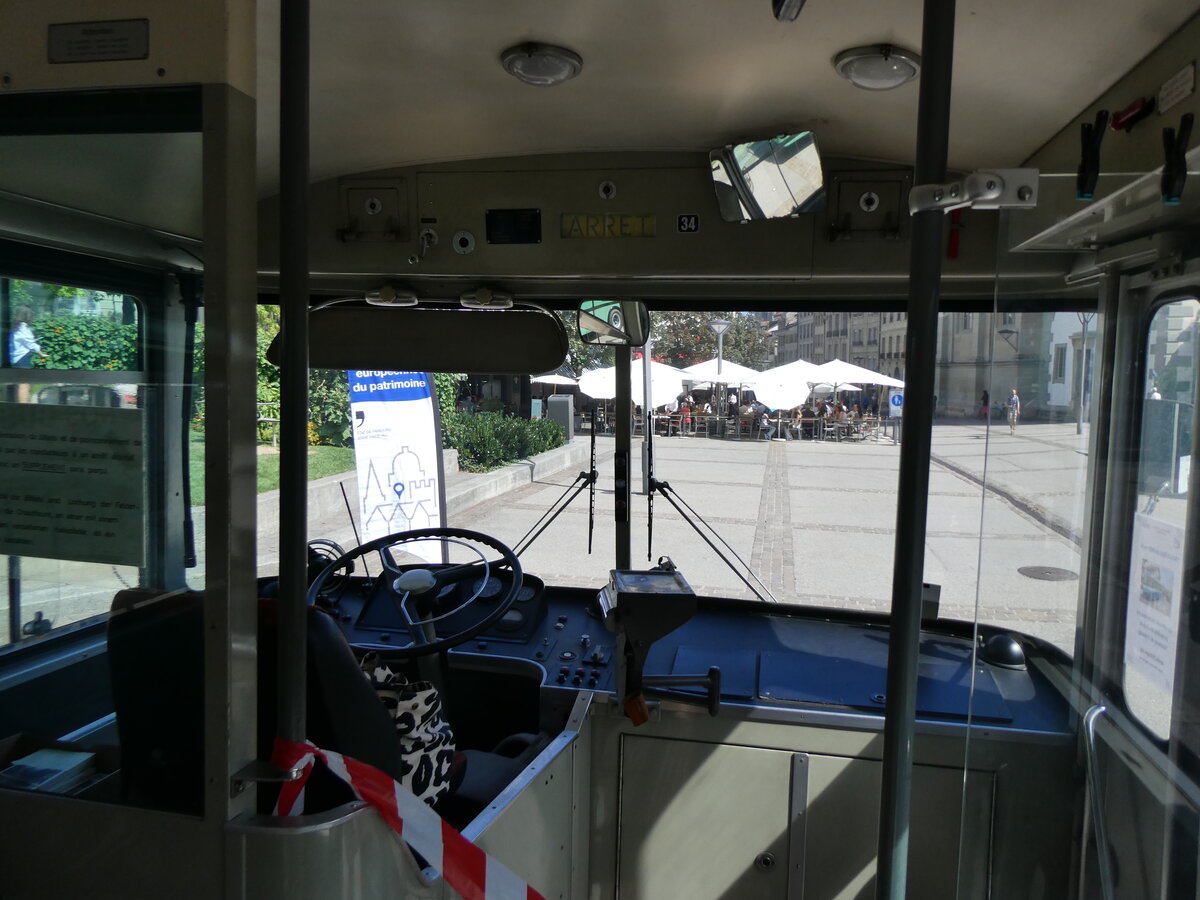 (266'792) - TF Fribourg (CTF) - Nr. 34 - Saurer/Hess Trolleybus (ex TPF Fribourg Nr. 334; ex TF Fribourg Nr. 34) am 7. September 2024 in Fribourg, Place Georges Python (Innenaufnahme)