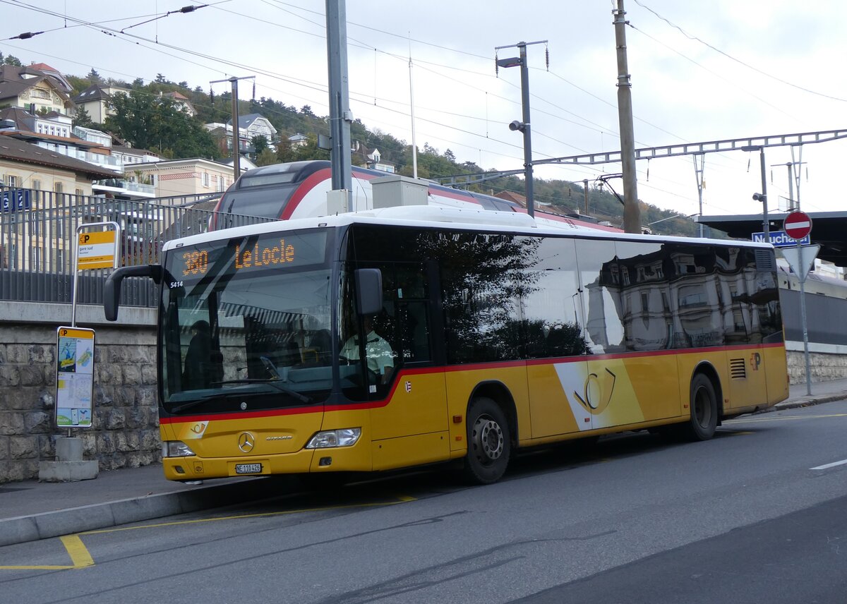 (268'393) - CarPostal Ouest - NE 110'426/PID 5414 - Mercedes (ex JU 28'172; ex Nr. 57; ex Stucki, Porrentruy Nr. 29) am 24. Oktober 2024 beim Bahnhof Neuchtel