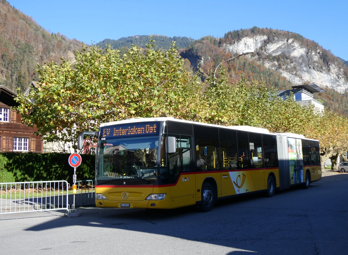 (268'873) - PostAuto Nordschweiz - BL 196'032/PID 5346 - Mercedes am 1. November 2024 beim Bahnhof Meiringen