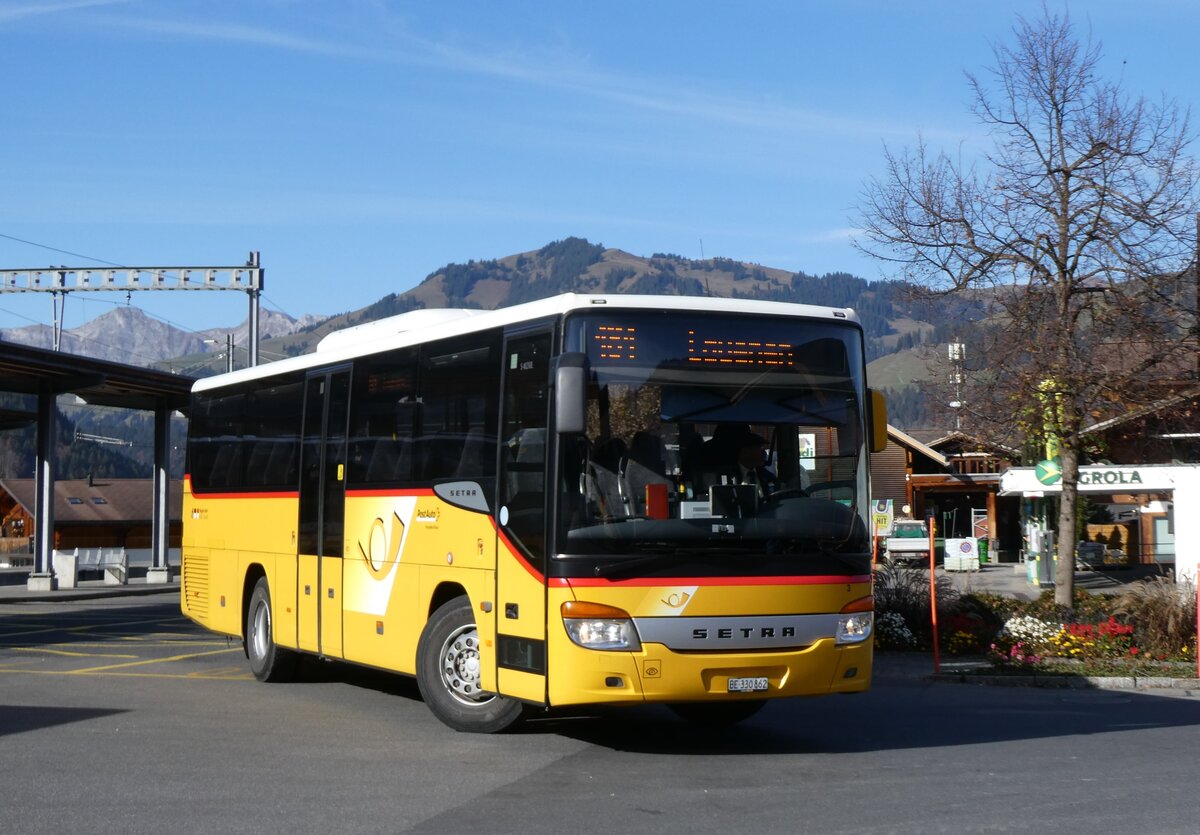 (268'978) - K�bli, Gstaad - Nr. 3/BE 330'862/PID 4535 - Setra am 7. November 2024 beim Bahnhof Gstaad
