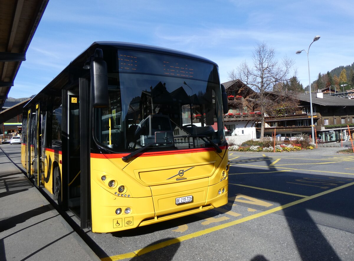 (268'997) - Kbli, Gstaad - BE 235'726/PID 10'535 - Volvo am 7. November 2024 beim Bahnhof Gstaad