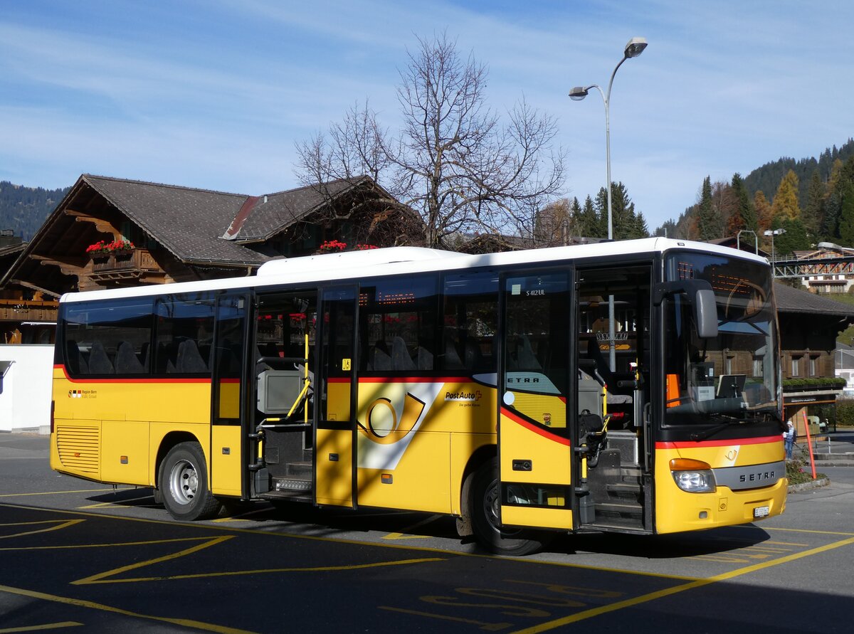 (268'998) - K�bli, Gstaad - Nr. 3/BE 330'862/PID 4535 - Setra am 7. November 2024 beim Bahnhof Gstaad