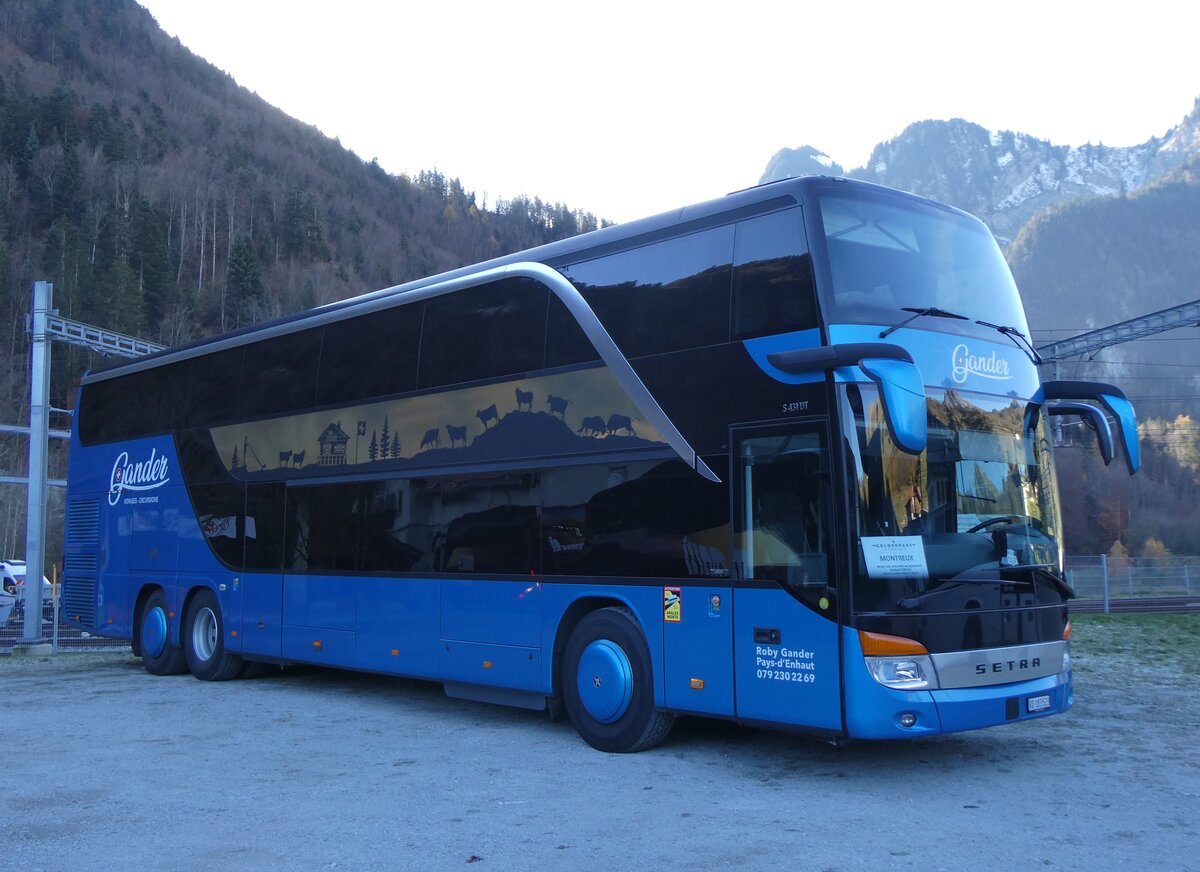 (269'194) - Gander, Ch�teau-d'Oex - VD 183'523 - Setra am 16. November 2024 beim Bahnhof Montbovon