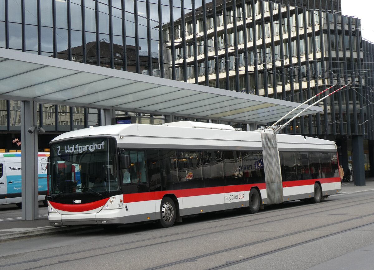 (269'291) - St. Gallerbus, St. Gallen - Nr. 174 - Hess/Hess Gelenktrolleybus am 19. November 2024 beim Bahnhof St. Gallen