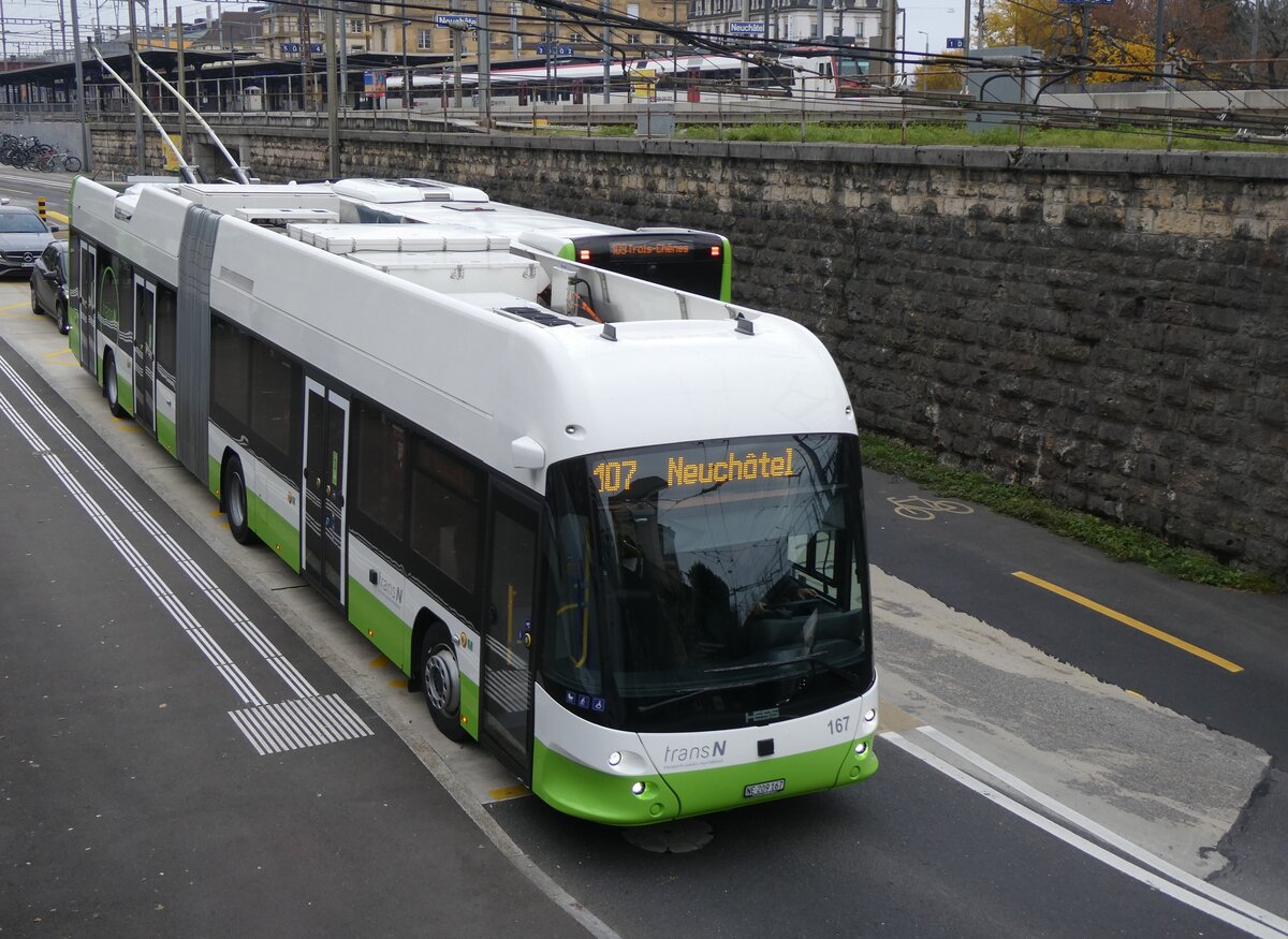 (269'529) - transN, La Chaux-de-Fonds - Nr. 167/NE 209'167 - Hess/Hess Gelenktrolleybus am 30. November 2024 beim Bahnhof Neuchtel