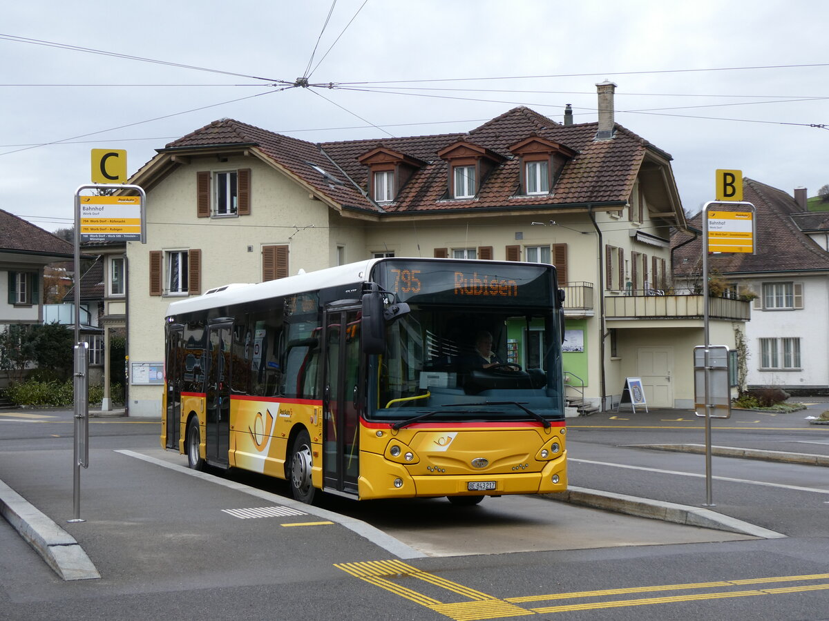 (269'614) - PostAuto Bern - Nr. 217/BE 843'217/PID 10'674 - Heuliez am 3. Dezember 2024 beim Bahnhof Worb Dorf