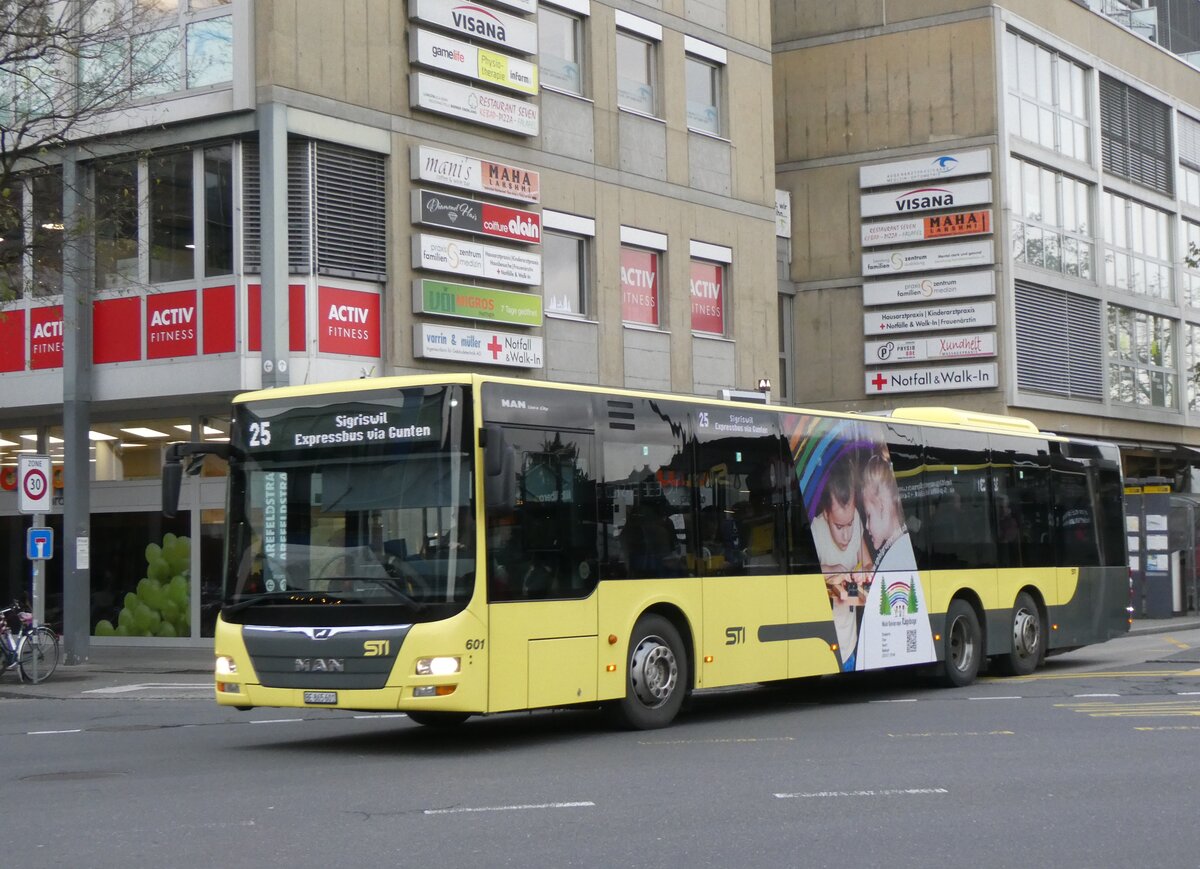 (269'616) - STI Thun - Nr. 601/BE 865'601 - MAN am 3. Dezember 2024 beim Bahnhof Thun