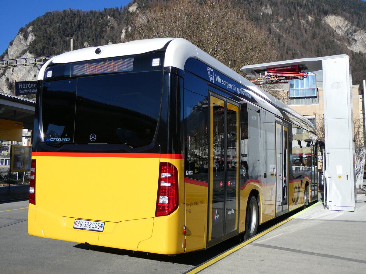 (269'917) - Voegtlin-Meyer, Brugg - Nr. 151/AG 338'545/PID 12'018 - eMercedes am 16. Dezember 2024 beim Bahnhof Interlaken Est (Einsatz PostAuto)