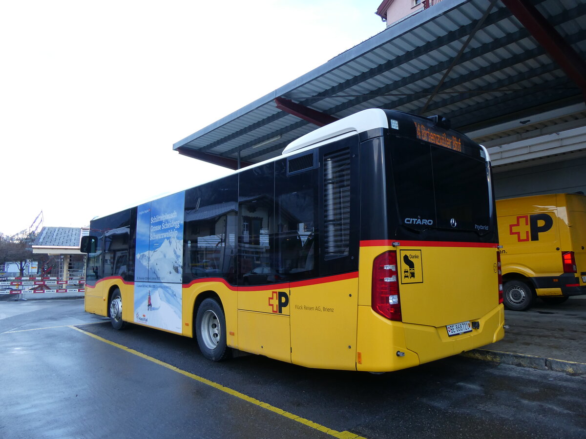 (269'937) - Fl�ck, Brienz - Nr. 21/BE 868'721/PID 11'212 - Mercedes am 17. Dezember 2024 in Meiringen, Postautostation