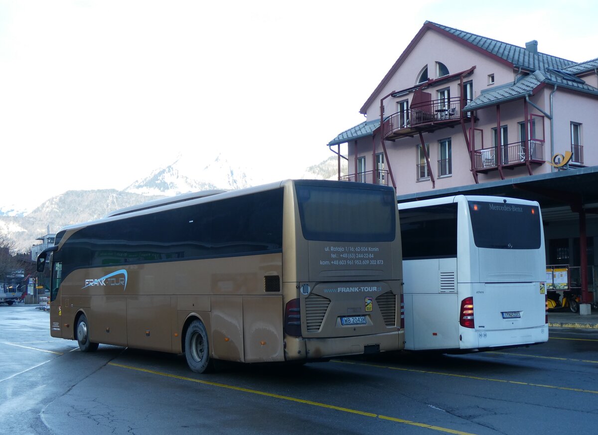 (269'940) - Aus Polen: Frank-Tour, Konin - WB 2043M - Mercedes am 17. Dezember 2024 in Meiringen, Postautostation