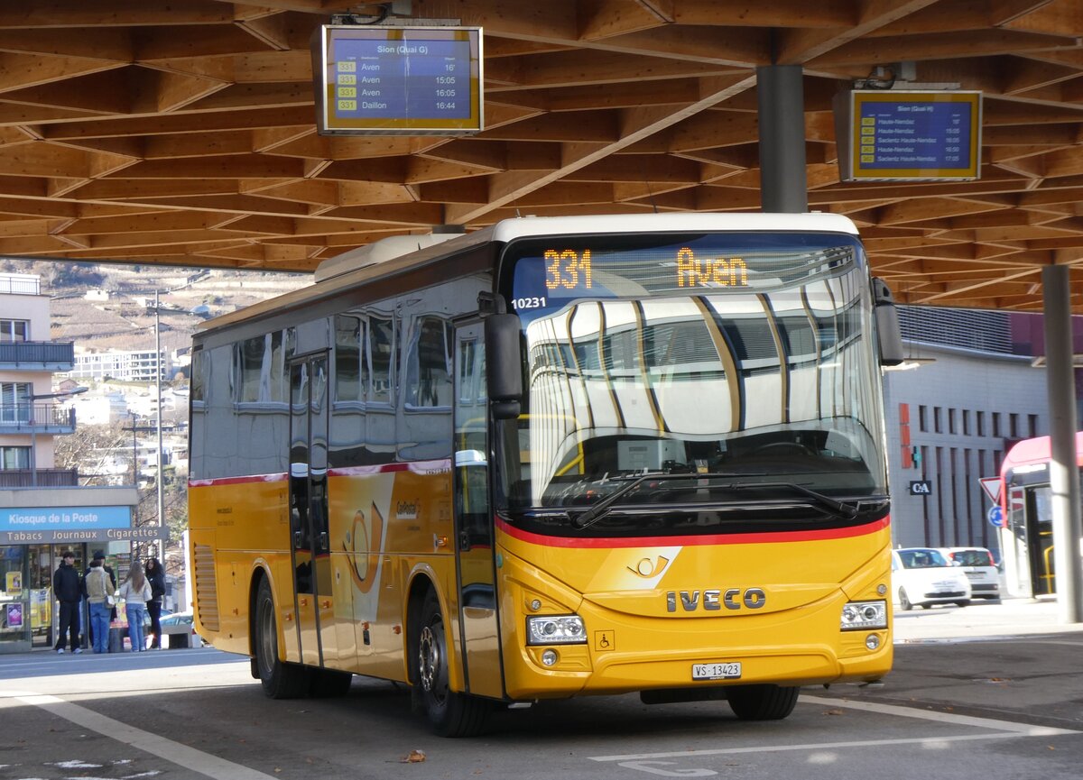 (270'043) - Ev�quoz, Erde - VS 13'423/PID 10'231 - Iveco am 20. Dezember 2024 beim Bahnhof Sion