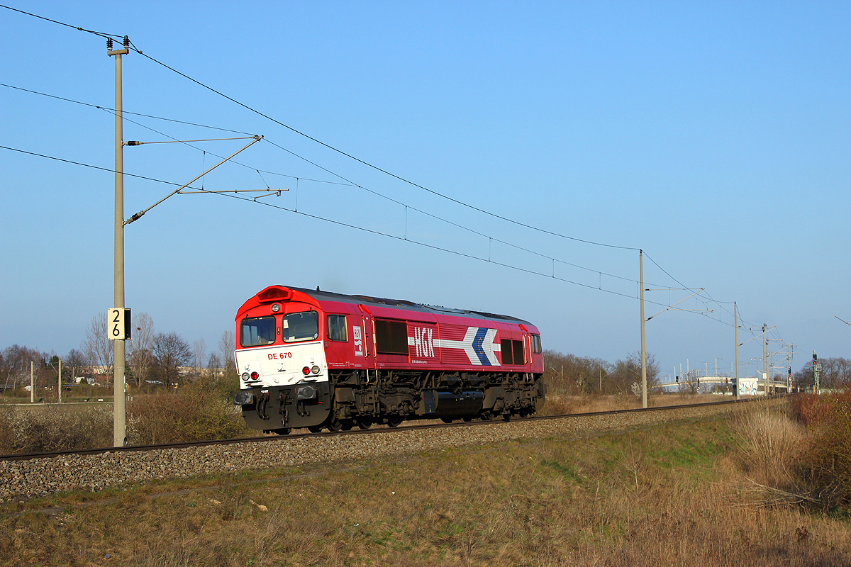 27.03.2014 17:02 Uhr - Die HGK DE 670 kam leer aus Richtung Salzwedel.