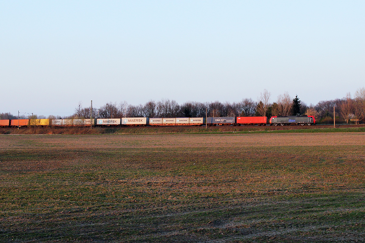 27.03.2014 18:06 Uhr - Eine ex SBB-Cargo 482 (Seiten neu in schwarz) kam mit einem Containerzug aus Richtung Wittenberge.