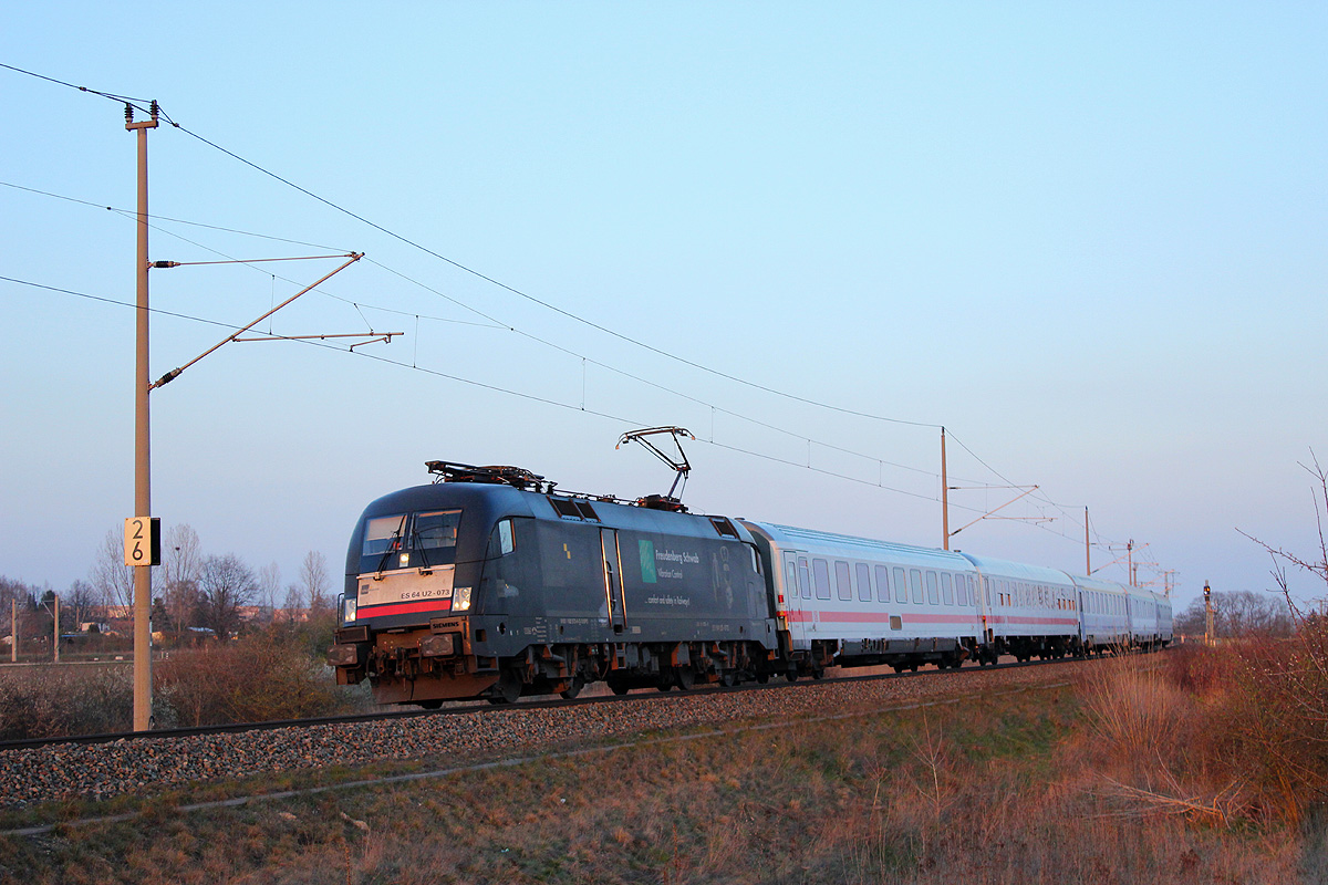27.03.2014 18:12 Uhr - Der fast pünktliche EC 248  Wawel  Wroclaw - Hamburg fuhr gezogen von MRCE ES64U2-073 in Richtung Salzwedel.