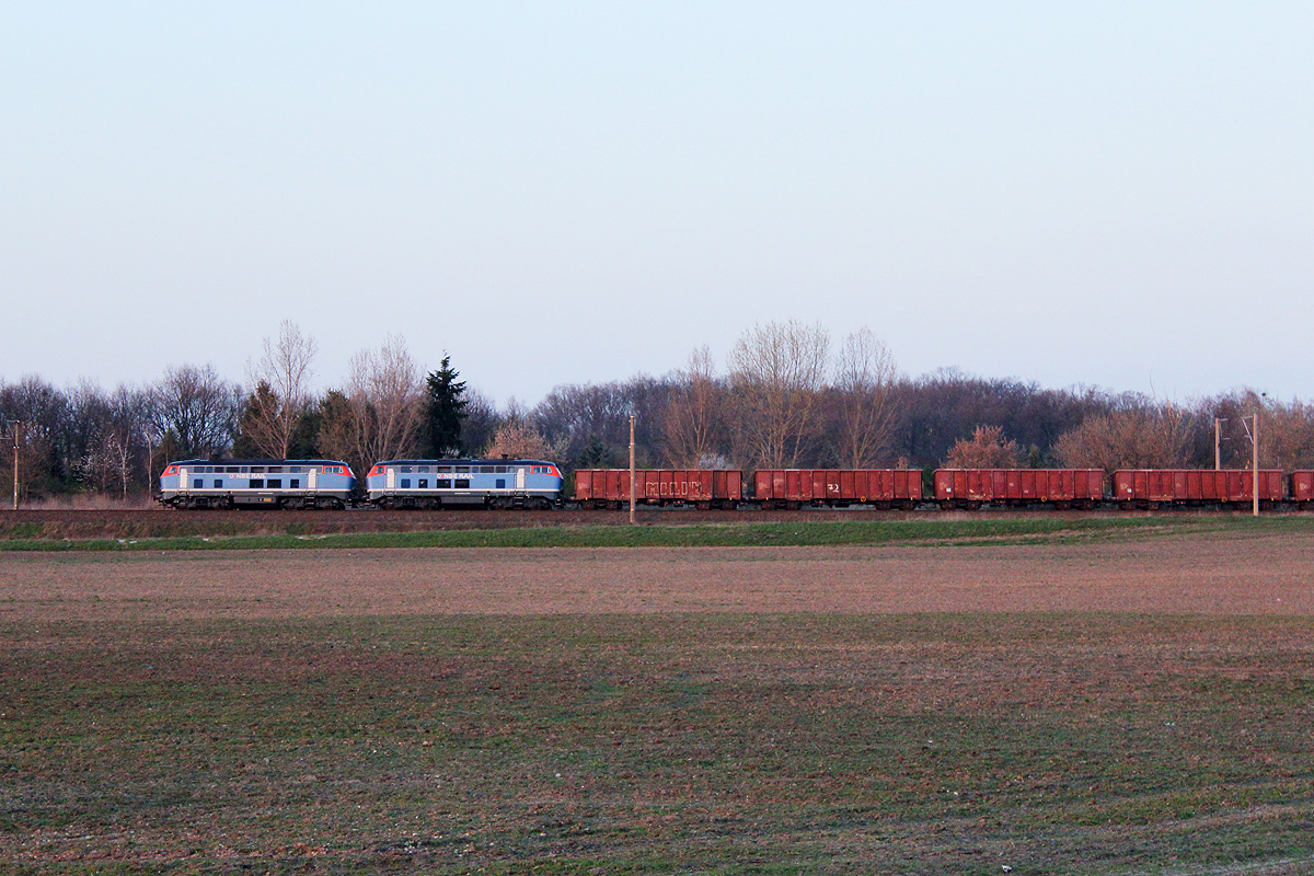 27.03.2014 18:14 Uhr - Ein 216er NBE-Doppel fuhr mit einem E-Wagenzug in Richtung Wittenberge.