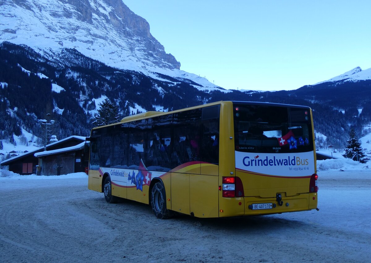 (270'330) - GrindelwaldBus, Grindelwald - Nr. 13/BE 407'170 - MAN/G�ppel am 29. Dezember 2024 beim Bahnhof Grindelwald