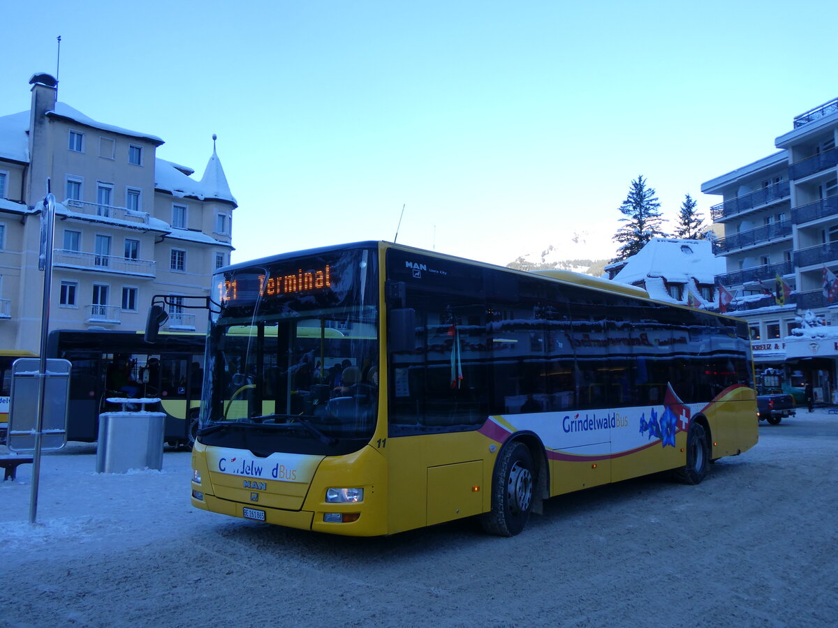 (270'336) - GrindelwaldBus, Grindelwald - Nr. 11/BE 261'865 - MAN/G�ppel am 29. Dezember 2024 beim Bahnhof Grindelwald