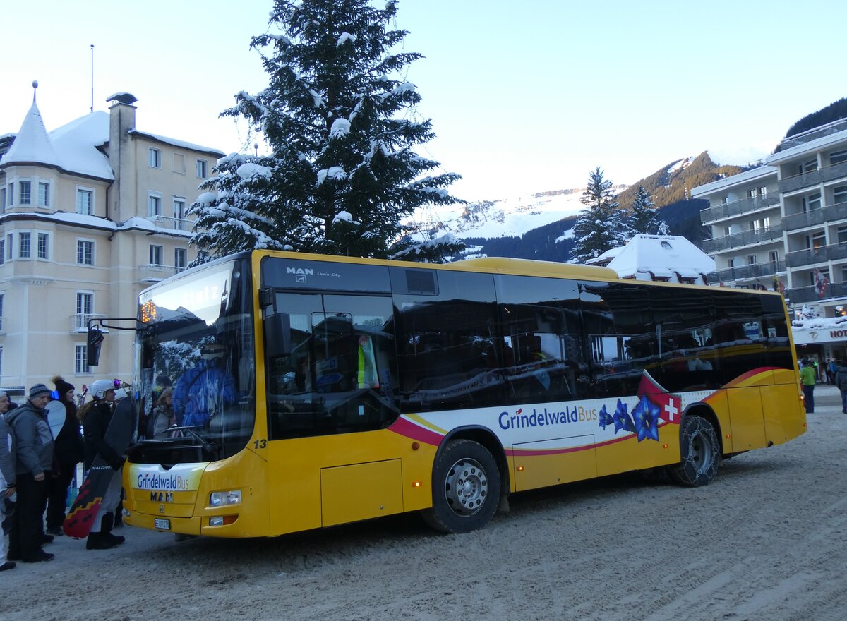 (270'397) - GrindelwaldBus, Grindelwald - Nr. 13/BE 407'170 - MAN/G�ppel am 29. Dezember 2024 beim Bahnhof Grindelwald