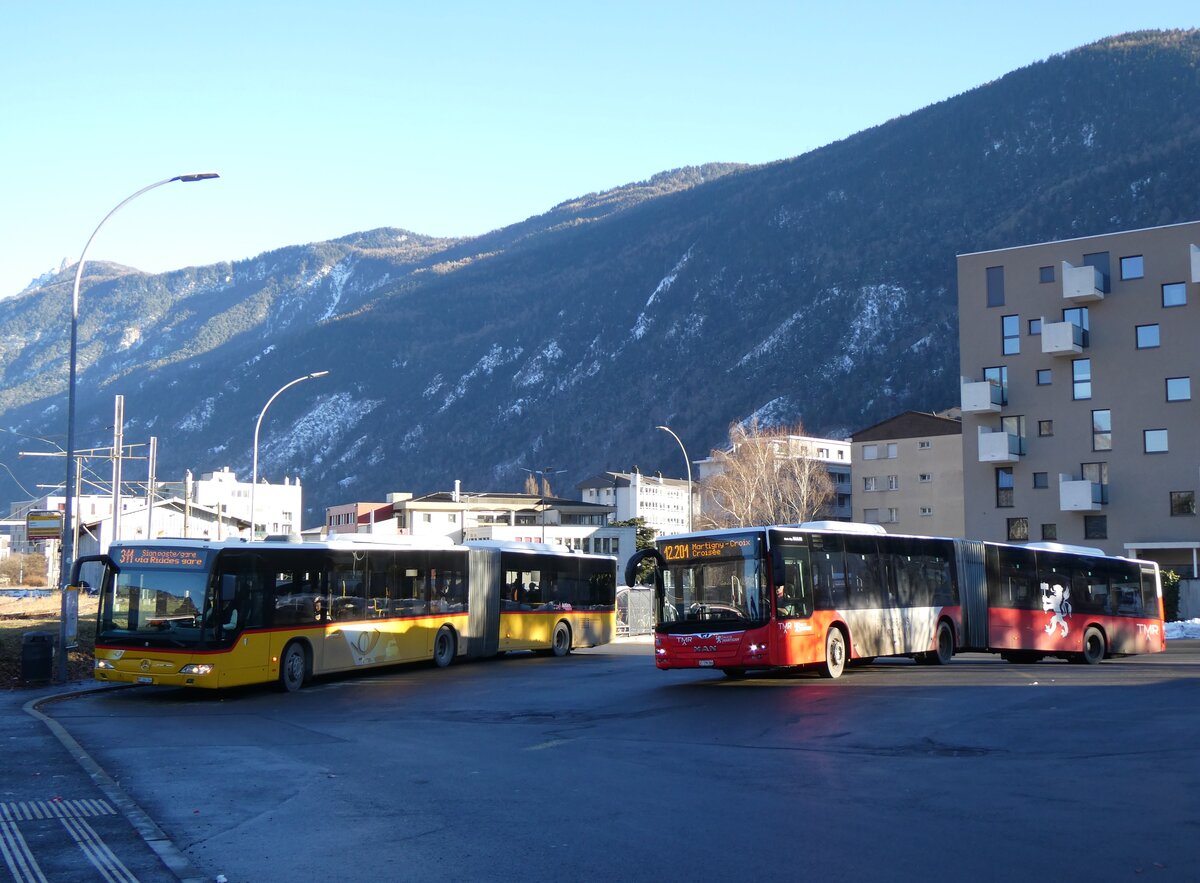 (270'537) - Buchard, Leytron - VS 104'344/PID 5396 - Mercedes + TMR Martigny - Nr. 153/VS 196'364 - MAN am 1. Januar 2025 beim Bahnhof Martigny