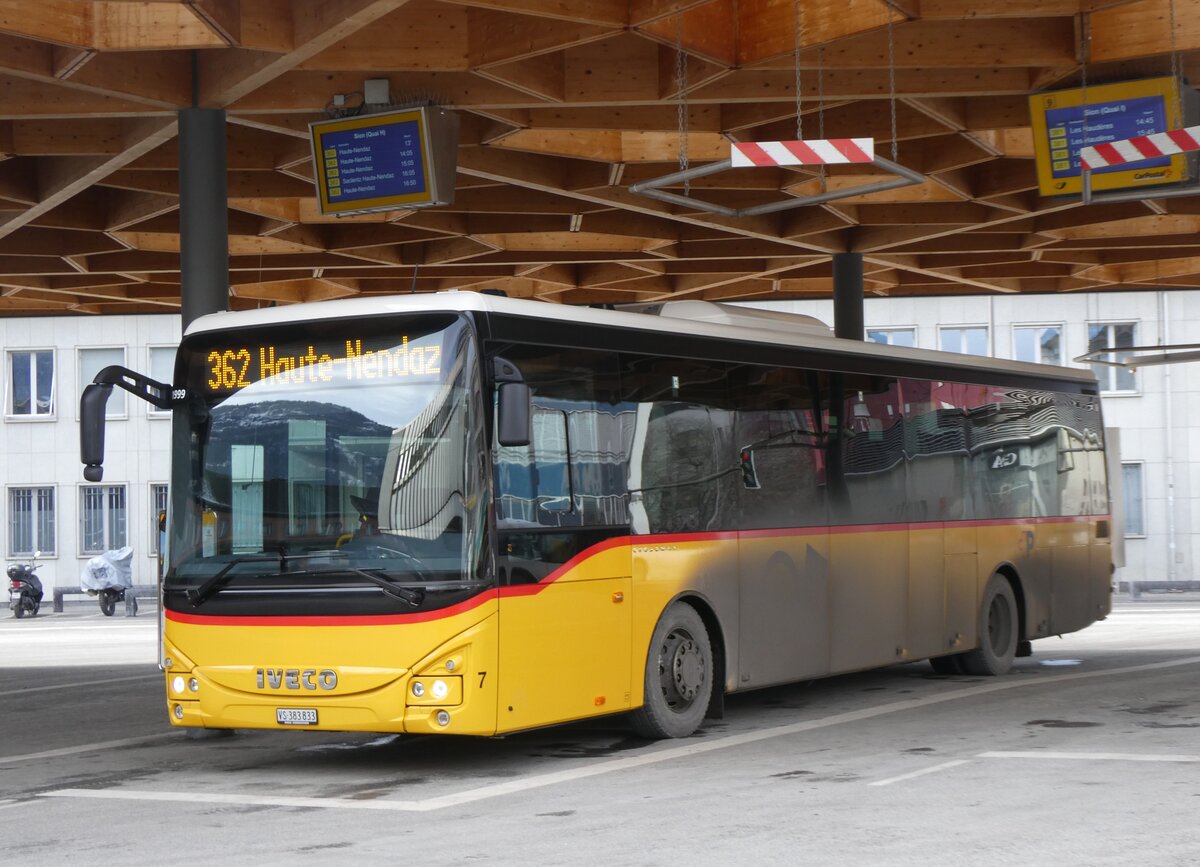 (270'573) - Lathion, Sion - Nr. 7/VS 383'833/PID 11'999 - Iveco am 2. Januar 2025 beim Bahnhof Sion