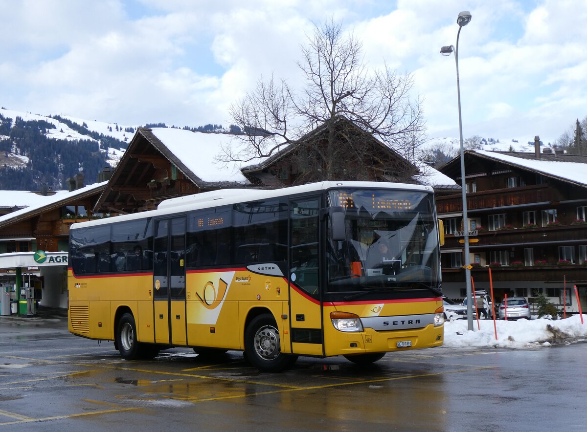 (270'720) - PostAuto Bern - Nr. 3/BE 707'891/PID 4535 - (ex K�bli, Gstaad Nr. 3) am 6. Januar 2025 beim Bahnhof Gstaad