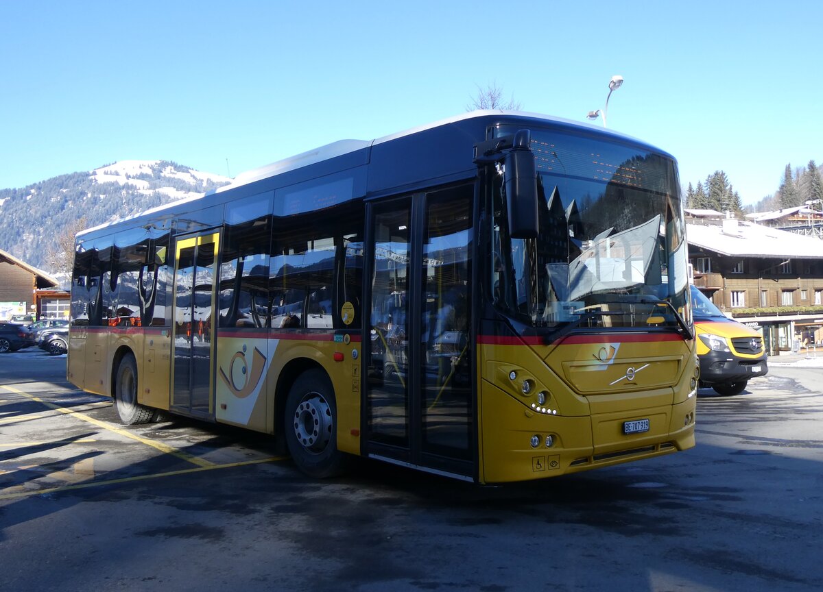 (271'124) - PostAuto Bern - BE 707'919/PID 11'458 - Volvo (ex K�bli, Gstaad) am 13. Januar 2025 beim Bahnhof Gstaad