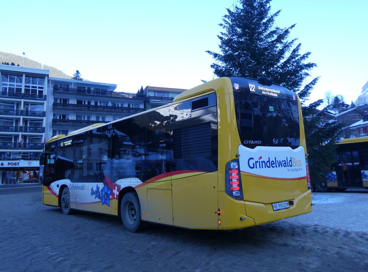 (271'304) - GrindelwaldBus, Grindelwald - Nr. 202/BE 908'202 - Mercedes am 18. Januar 2025 beim Bahnhof Grindelwald