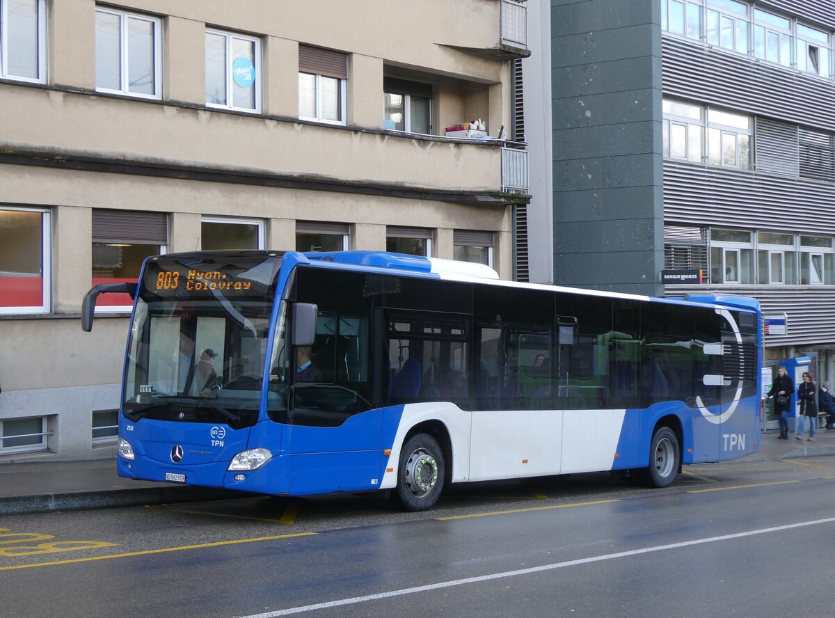 (271'399) - TPN Nyon - Nr. 250/VD 562'919 - Mercedes am 22. Januar 2025 beim Bahnhof Nyon