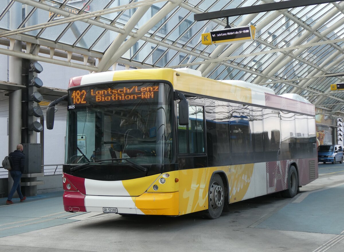 (272'039) - PostAuto Graubnden - Nr. 14/GR 52'188/PID 5025 - Scania/Hess am 14. Februar 2025 in Chur, Postautostation