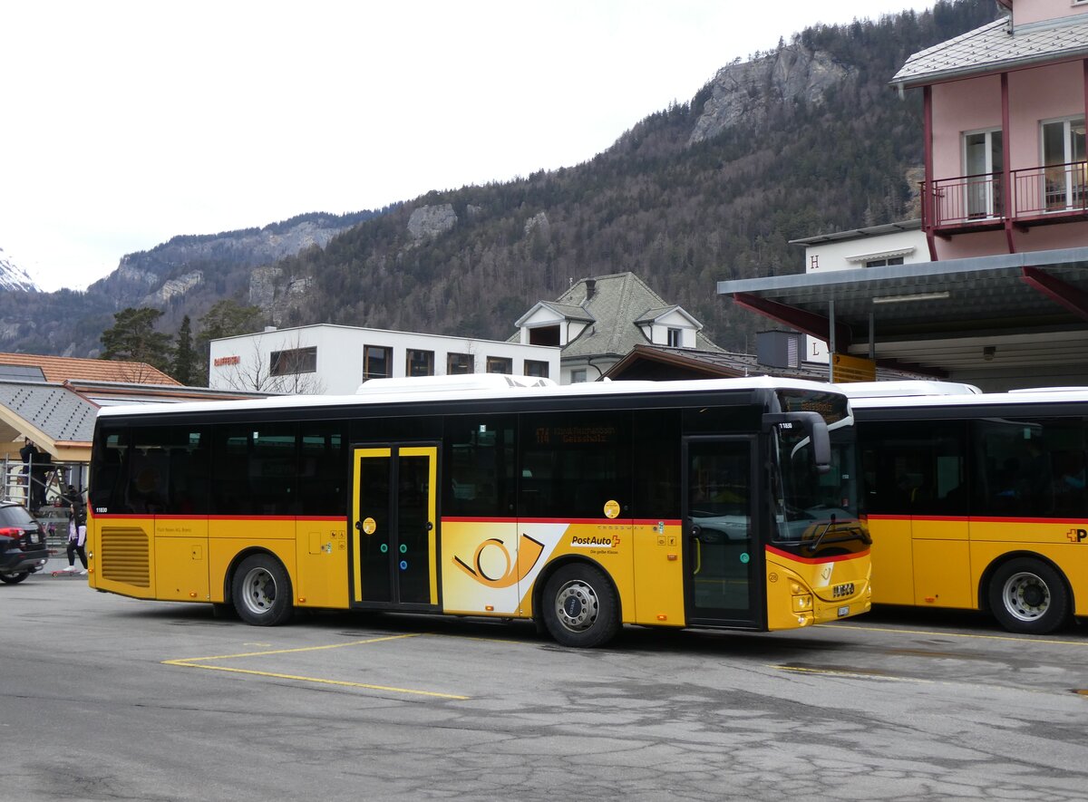 (272'253) - Fl�ck, Brienz - Nr. 28/BE 868'728/PID 11'830 - Iveco am 20. Februar 2025 in Meiringen, Postautostation