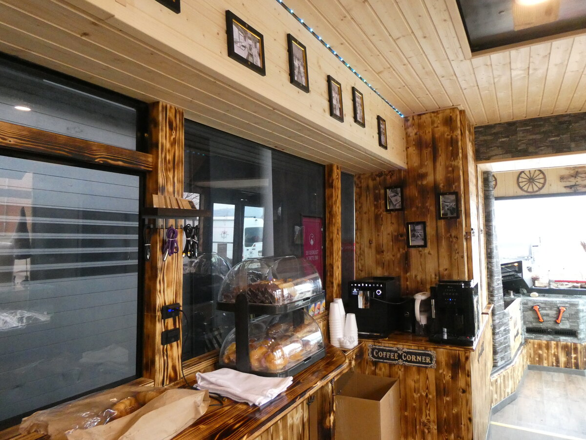 (272'517) - K�bli, Kaufdorf - Volvo/Hess (ex Kuhn, Merenschwand PID 1430) am 1. M�rz 2025 in Belp, Druckerei Jordi (Innenaufnahme)