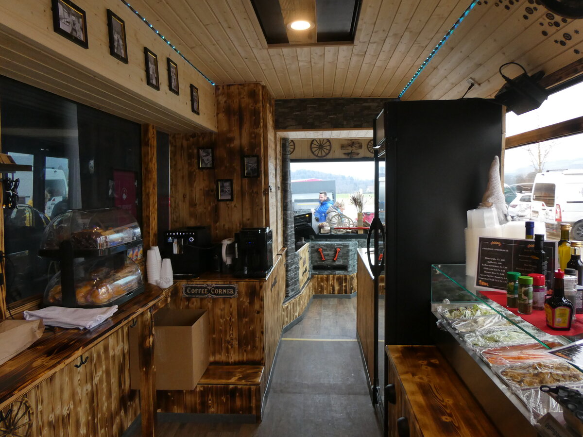 (272'519) - K�bli, Kaufdorf - Volvo/Hess (ex Kuhn, Merenschwand PID 1430) am 1. M�rz 2025 in Belp, Druckerei Jordi (Innenaufnahme)